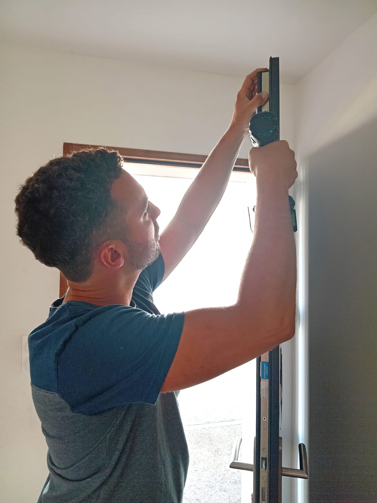 Serrure multipoints installée sur une porte