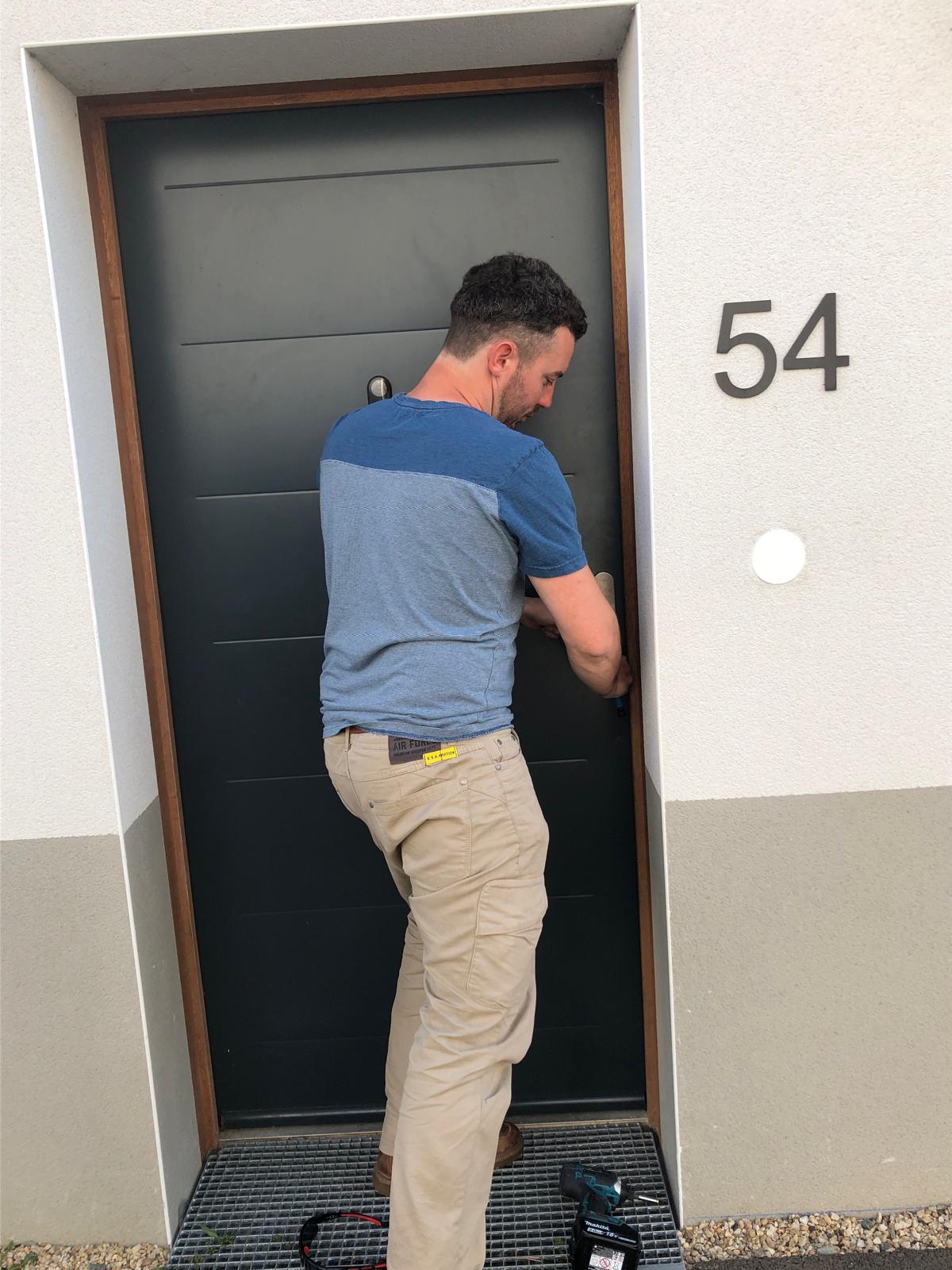 Antoine Burg lors d’une ouverture de porte