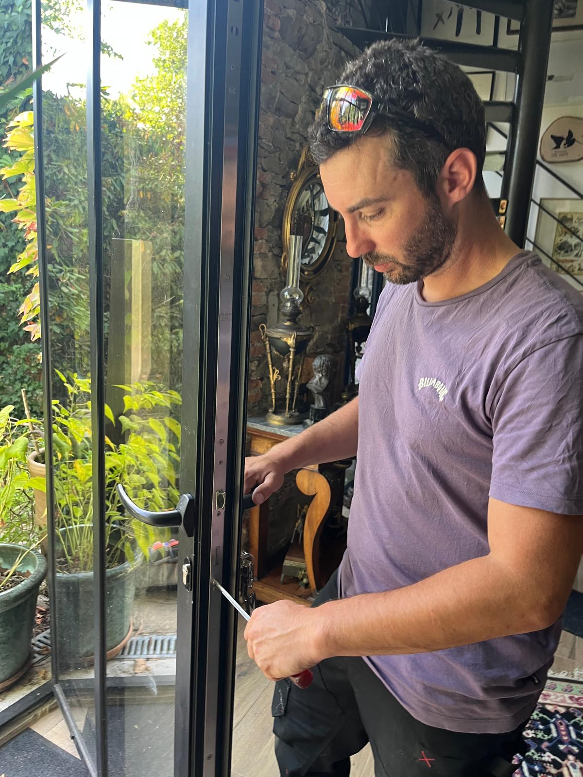Installation d’une serrure multipoints par Antoine Burg