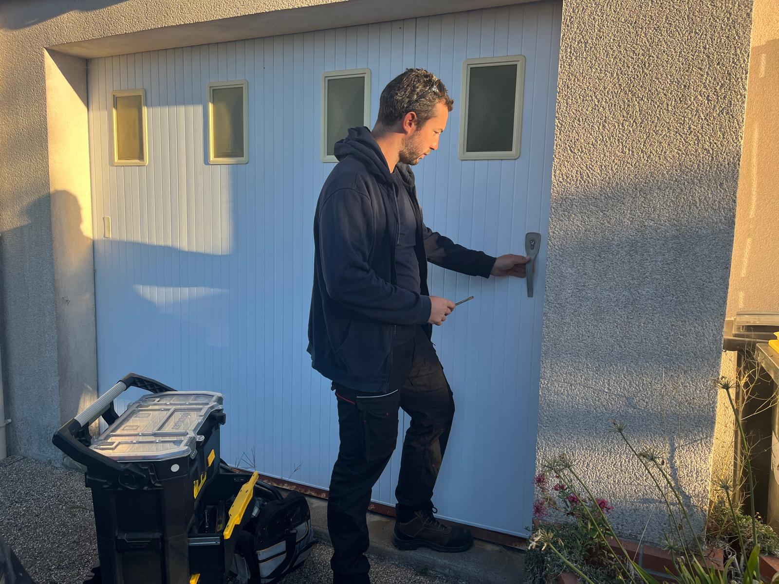 Intervention de serrurier sur une serrure de porte de garage